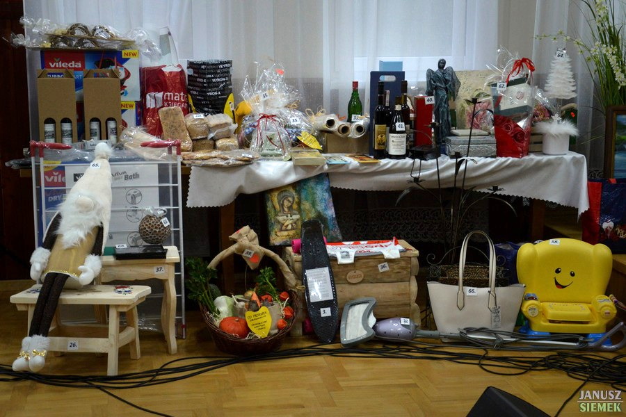 Przedmioty wystawione na licytację podczas Balu charytatywnego w Lubczy