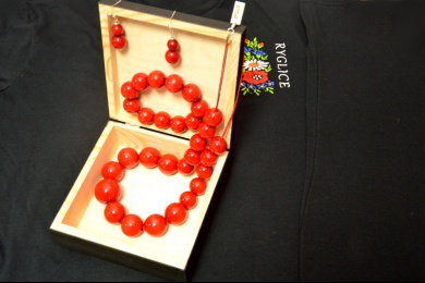 Szkatułka drewniana malowana z biżuterią