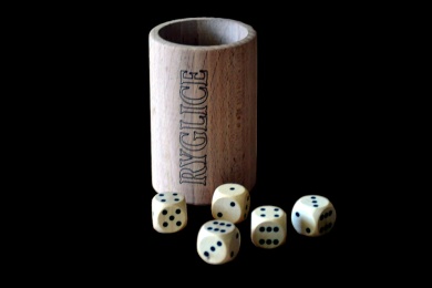 Kubek i kości do gry
