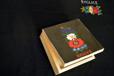 Szkatułka drewniana malowana z biżuterią